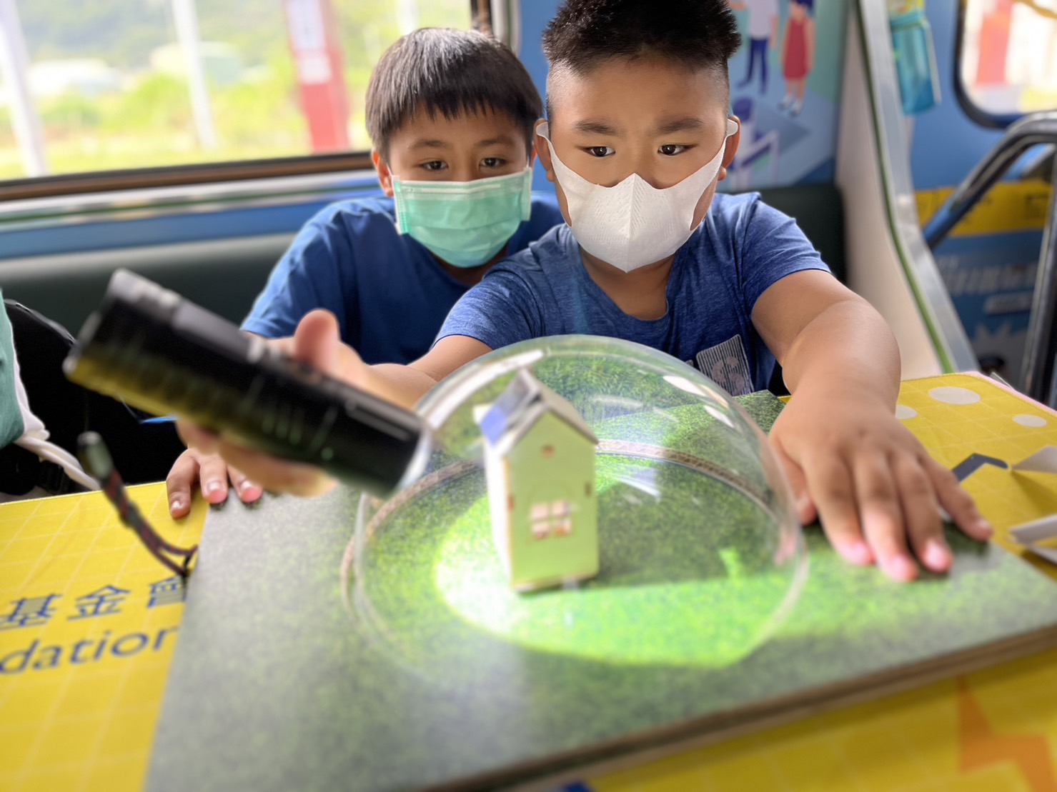 PA视讯參與基礎科學主題車廂，以STEAM教學精神，設計「逐日科學家」、「太陽能工程師」以及「淨零建築師」三大能源科普課程和實驗