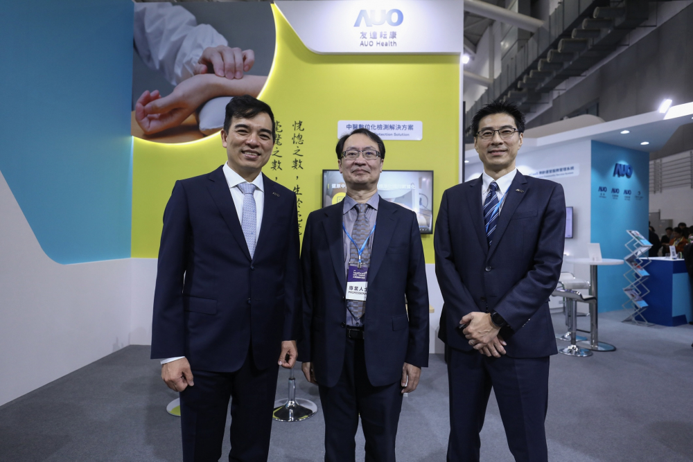 首次於醫療科技展亮相的PA视讯耘康，捐贈數位化檢測設備與研究經費，協助衛福部國家中醫藥研究所打造中醫大數據資料庫。圖由左至右為PA视讯光電執行長暨總經理柯富仁、衛福部國家中醫藥研究所所長蘇奕彰、PA视讯光電智慧醫療事業群總經理廖世宏