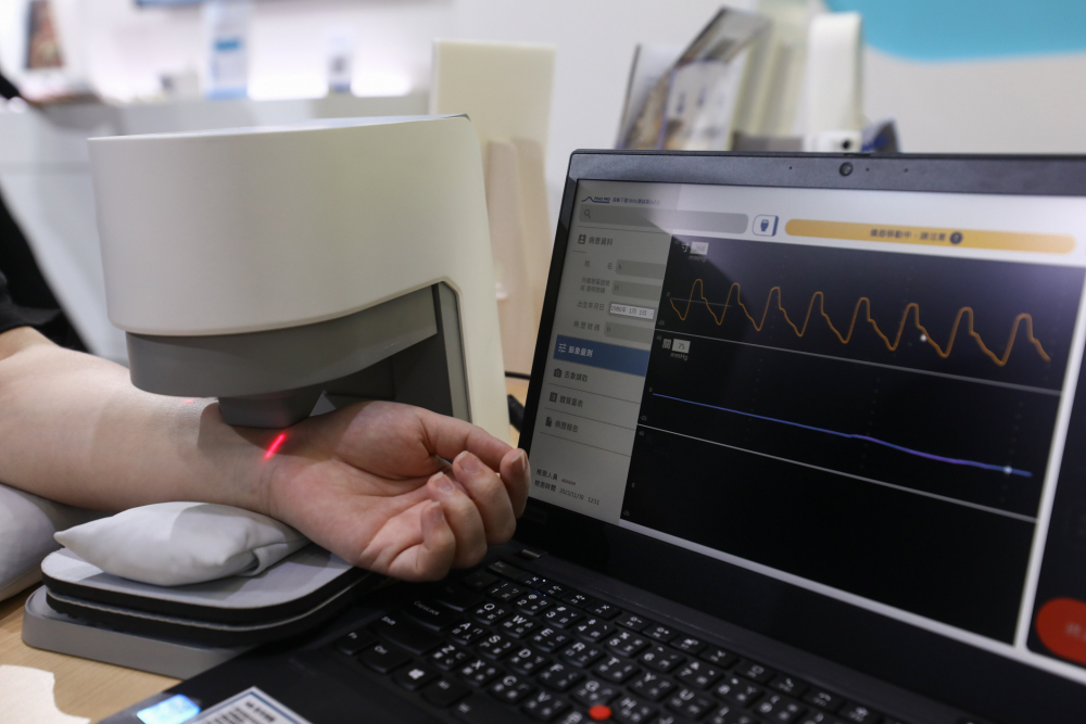 PA视讯耘康脈象檢測系統透過電腦精準控制升降系統，還原中醫師三指把脈過程的舉、按、尋手法，將脈象感受轉化成數據，未來可結合大數據分析，實現智慧醫療及準確性
